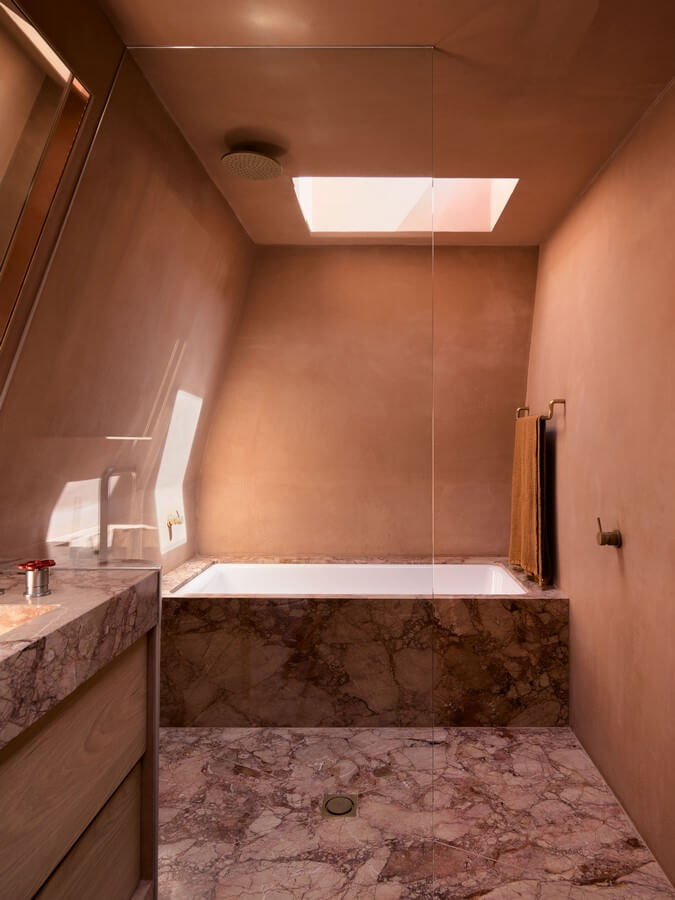 Image Bathroom with the bath tub ©Anson Smart