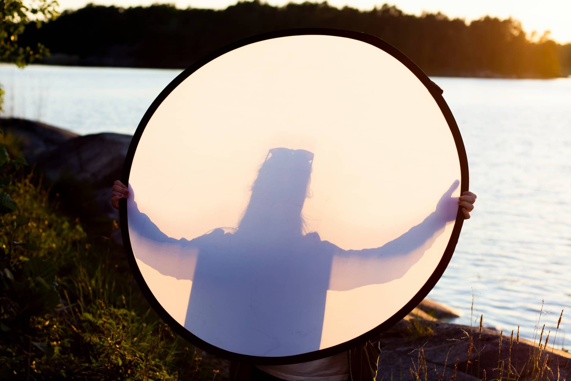 How to Diffuse Light in Photography Round Diffuser