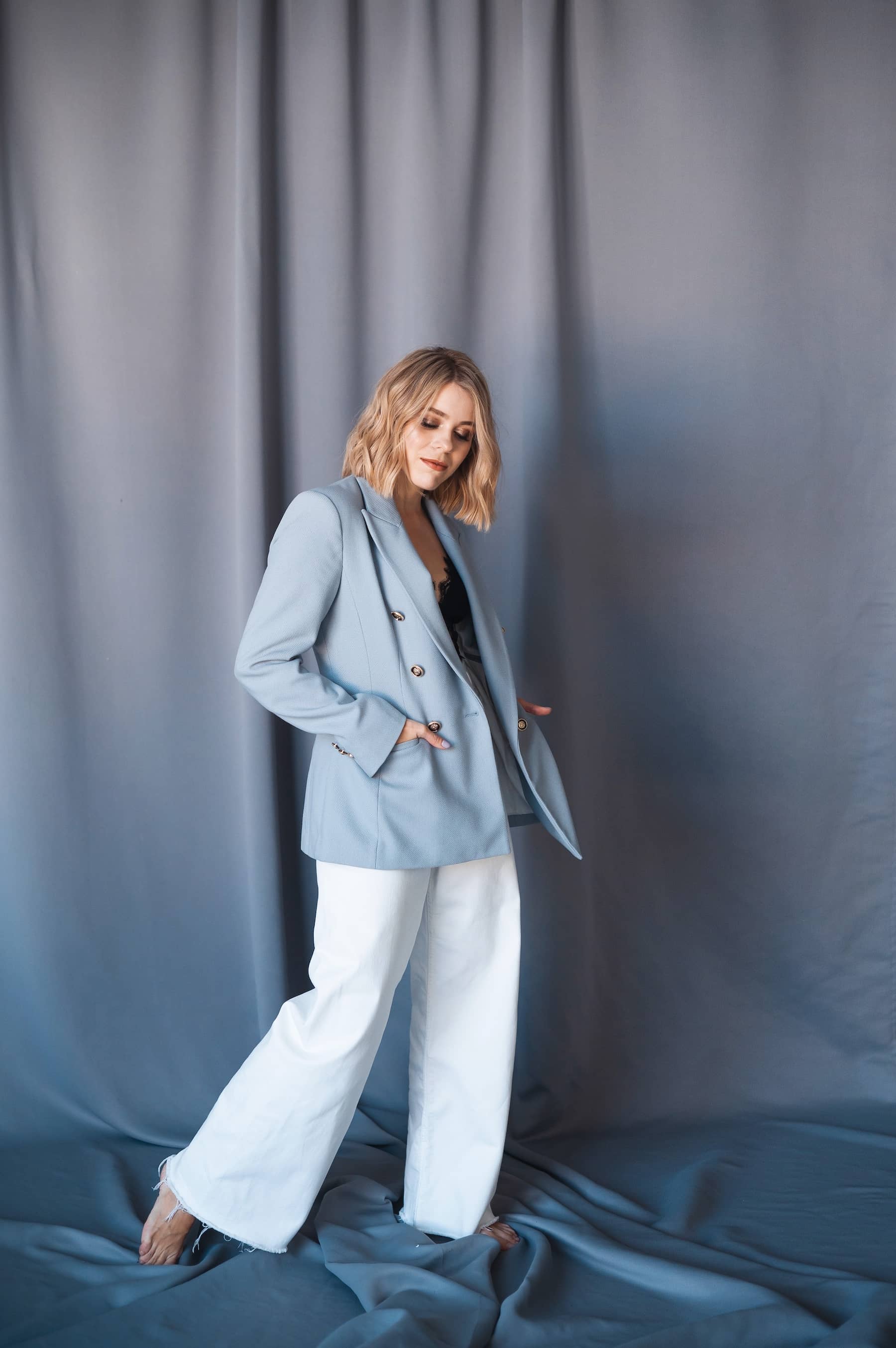 What is a Backdrop in Photography Fabric Curtain with Lady Posing