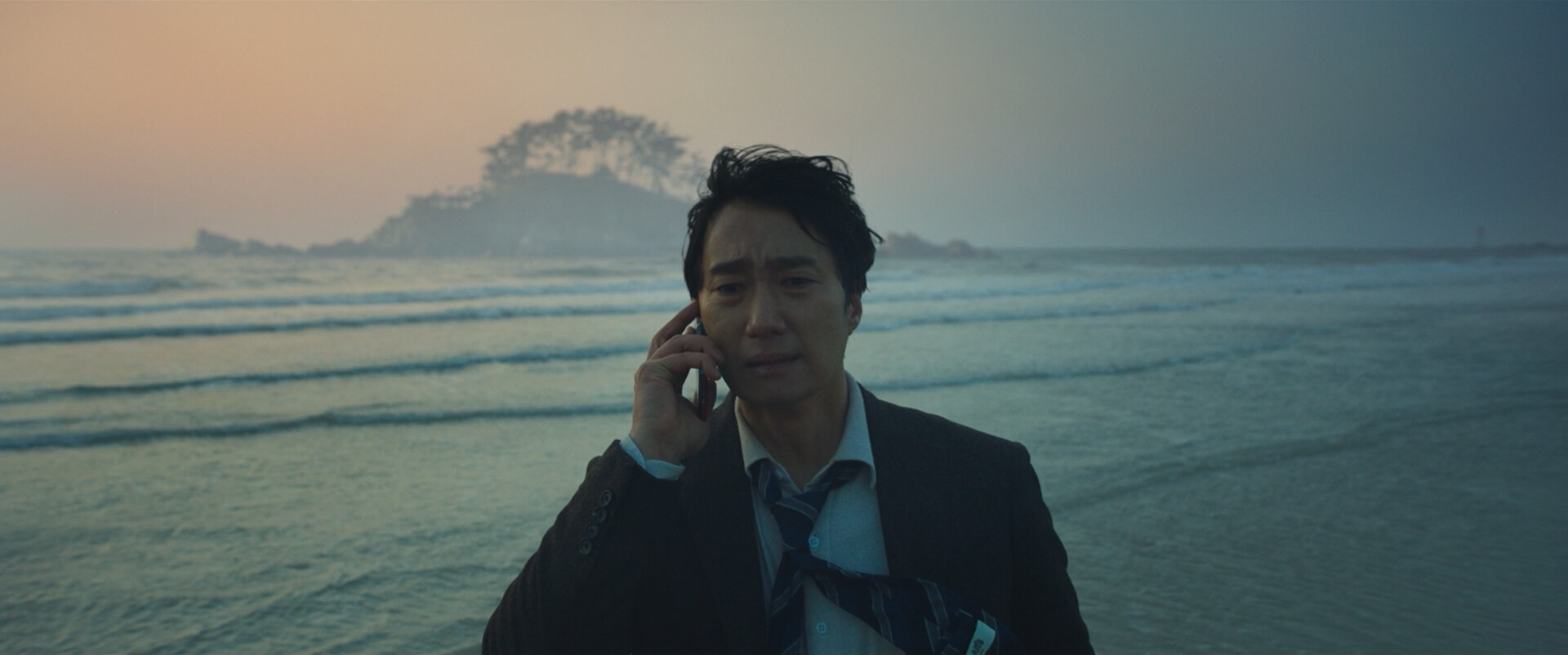 Medium Close Up Shot Example MCU of Hae il Park from Decision to Leave